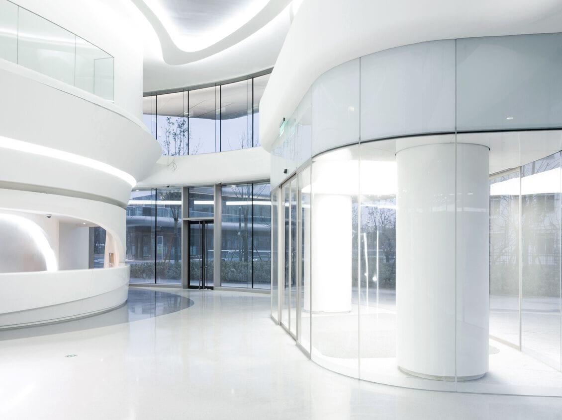 Изогнутая стеклянная стена с контролем конфиденциальности VITRIK Vitrik ® Privacy ARCH-00078080 - Вид №1