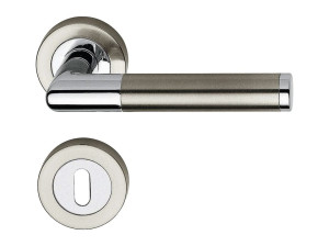 Классическая латунная ручка на розетке с насадкой