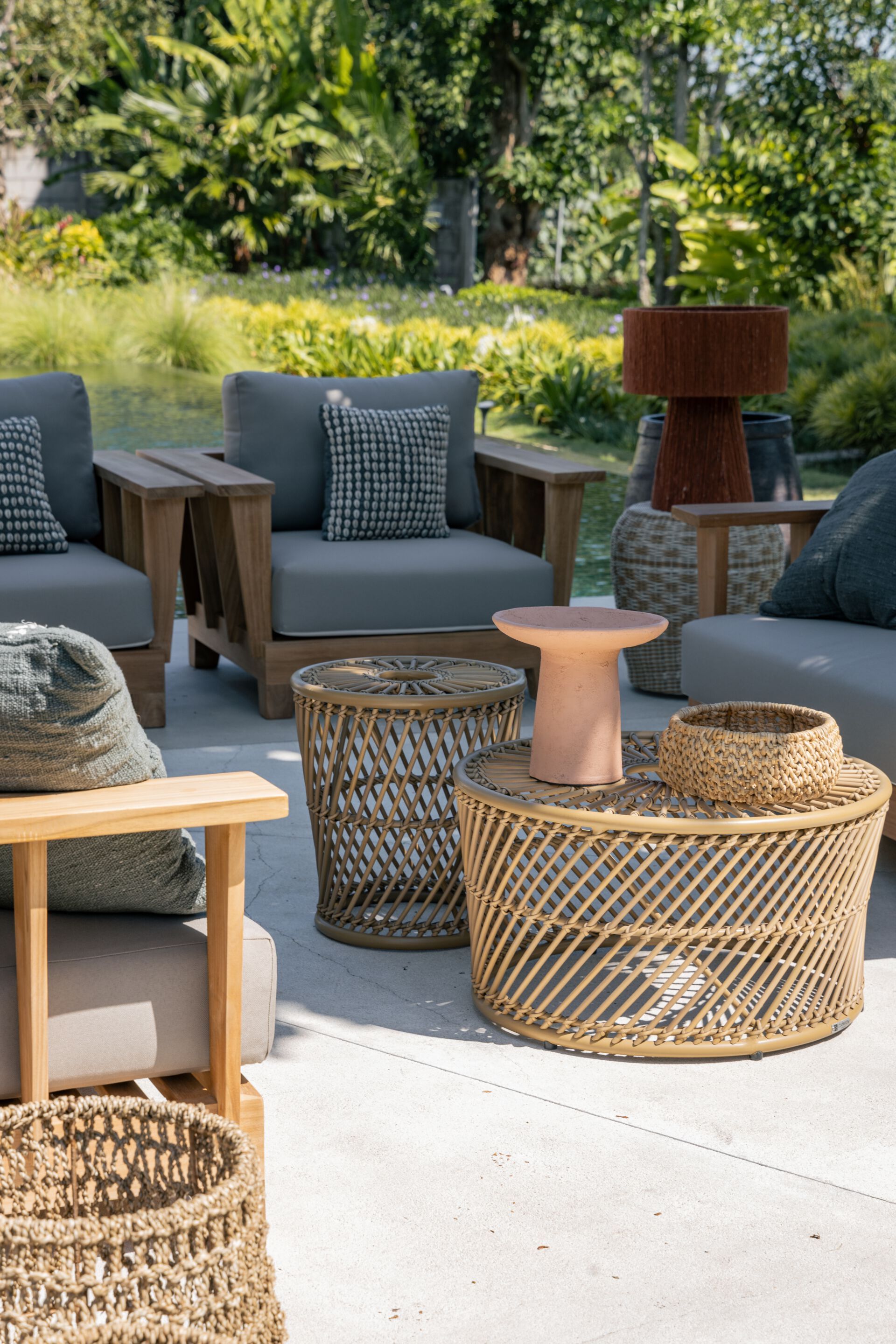 Высокий круглый садовый журнальный столик из синтетического волокна cbdesign ARCH-00120360 - Вид №2