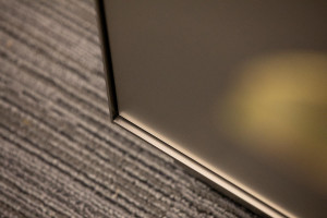 FSRT650 Деталь выравнивающей системы облицовки стен с панелями из нержавеющей стали с отделкой из каймового камня и ребрами по периметру из нержавеющей стали Forms-surfaces