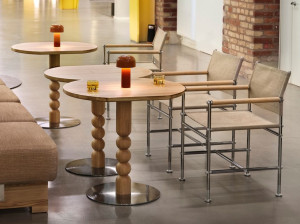 Круглый деревянный стол