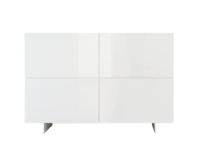 Деревянный шкаф с распашными дверцами