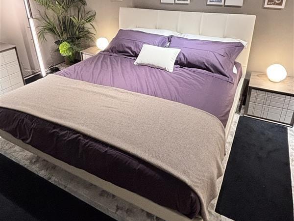 Кожаная кровать с капитонным изголовьем In Stock Poltrona Frau ARCH-00144300