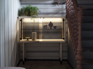 Стеклянный шкаф с распашными дверцами