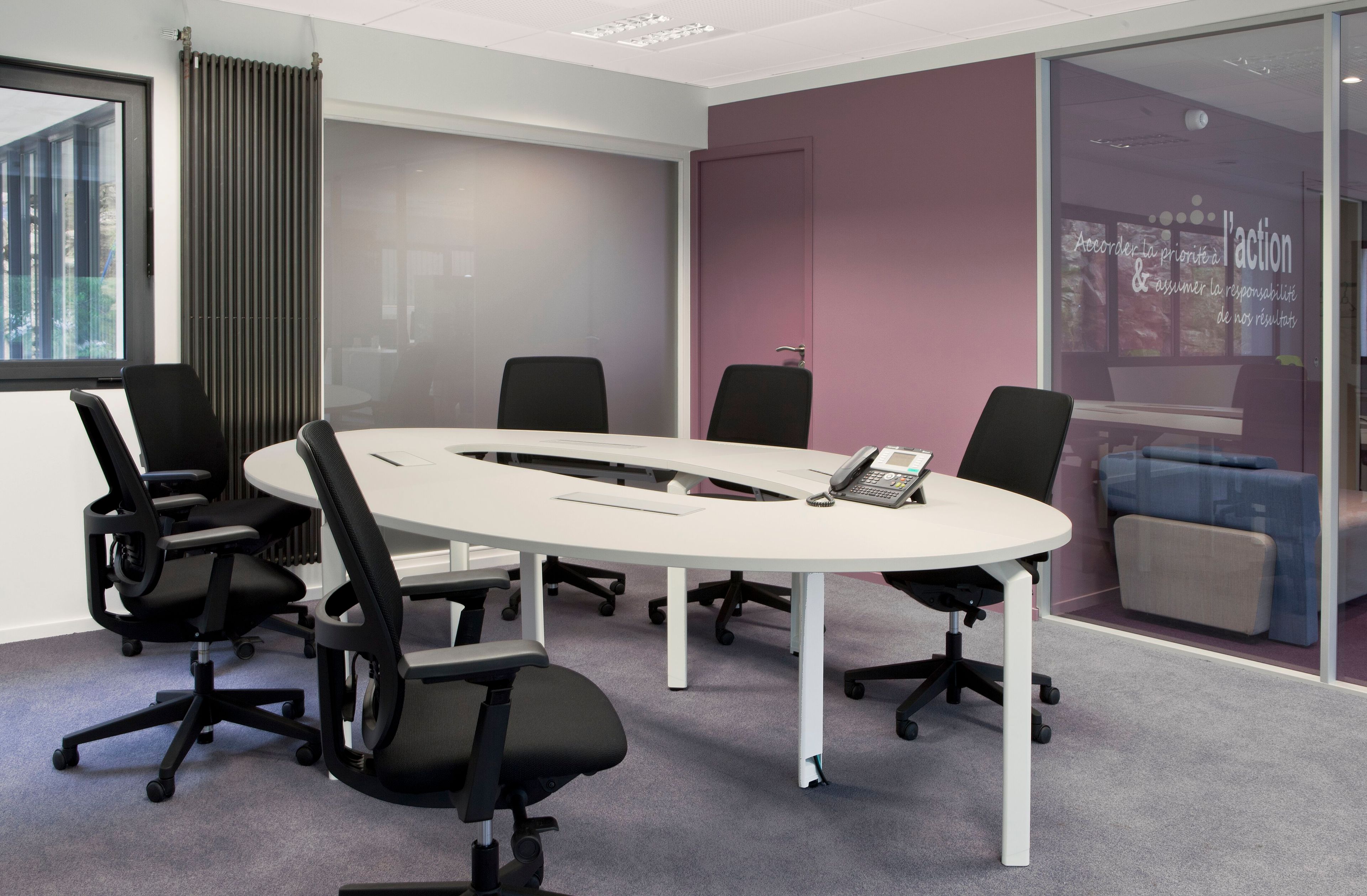 Деревянный овальный стол для совещаний Haworth Epure ARCH-00121873 - Вид №1