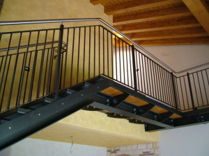 Лестница из металла и дерева