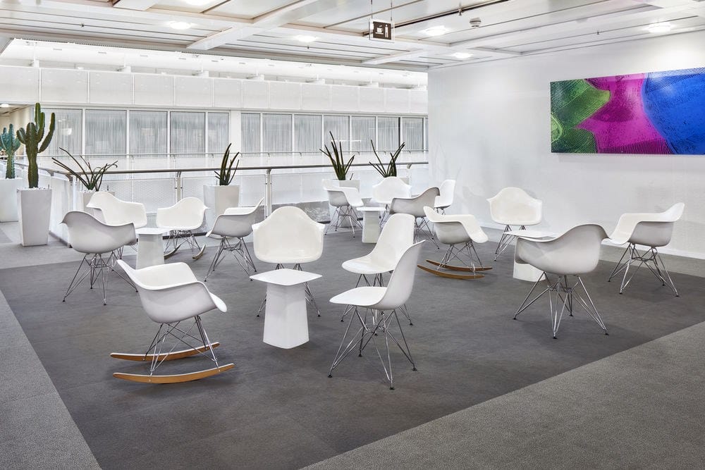 Мягкое тканевое кресло-качалка с подлокотниками VITRA Eames Plastic Chair ARCH-00023828 - Вид №6