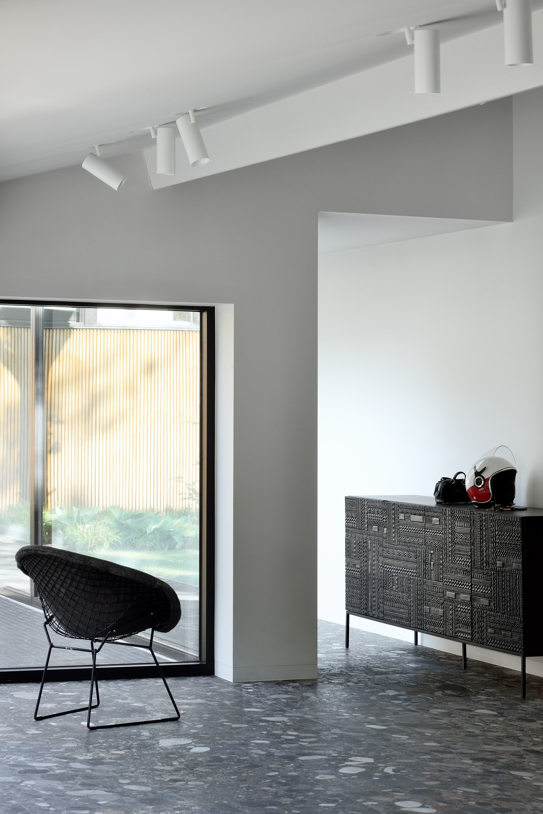 Шкаф из тикового дерева с распашными дверями Ethnicraft Табва предков ARCH-00011601 - Вид №1