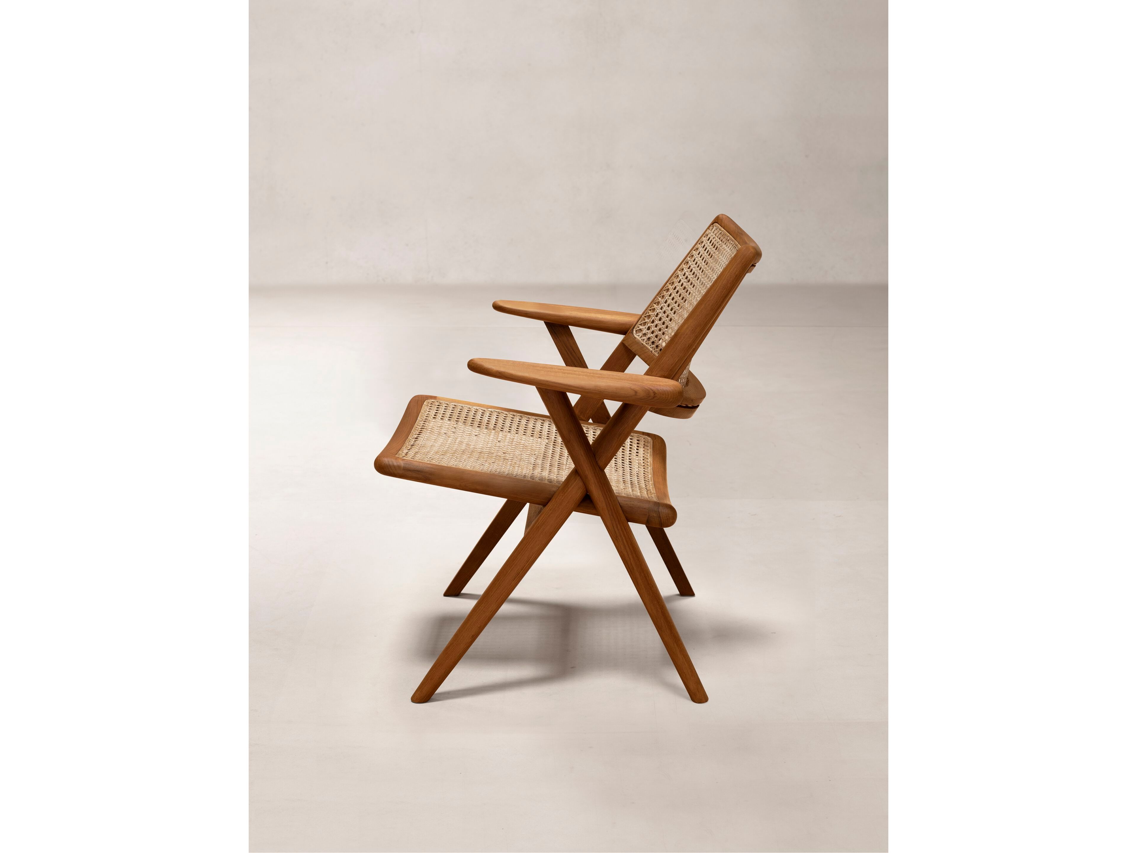 Стул из тикового дерева с подлокотниками Phantom Hands Muṅgāru ARCH-00003923 - Вид №1