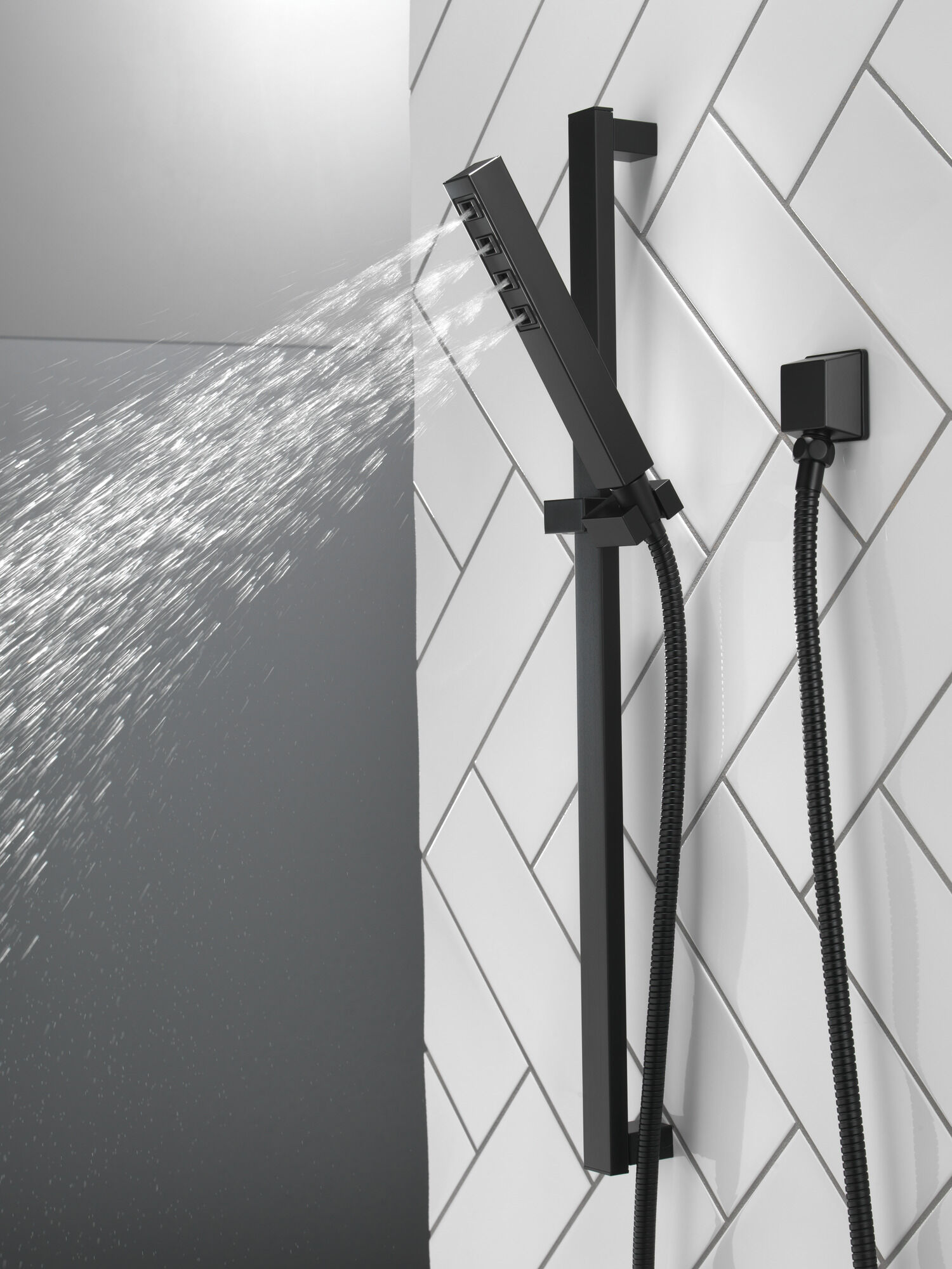 51567-BL H2Okinetic® Ручной душ с раздвижной штангой с одинарной настройкой Delta Faucet Universal Showering Матовый черный  - Вид №1