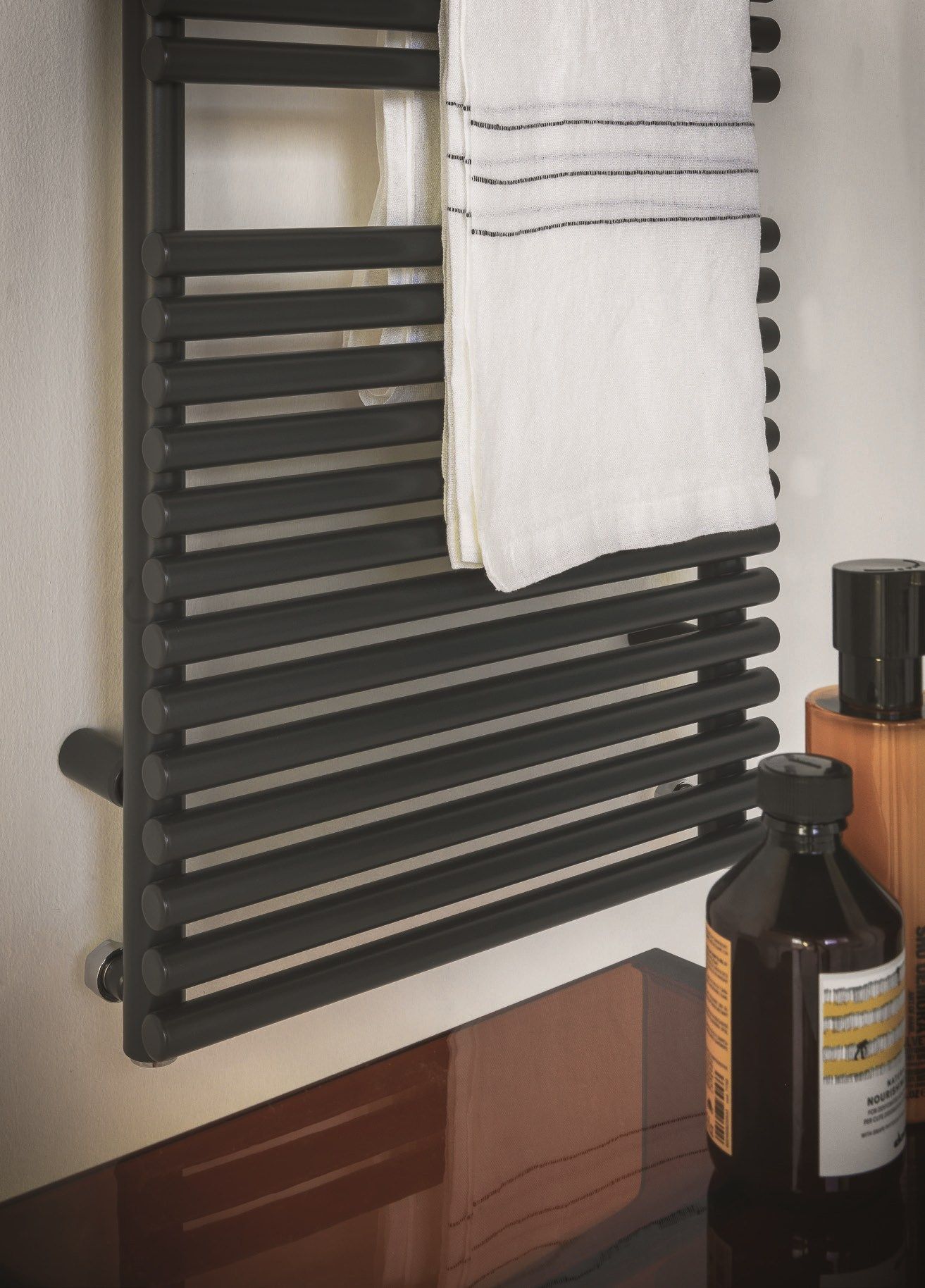 Настенный вертикальный полотенцесушитель с клапанами Tubes основы ARCH-00043309 - Вид №4