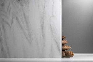 FSRT445 Стекло Vivitela shibori на изображении в конфигурации с прослойкой Aurora Two в белом цвете и отделкой pearlex + Forms-surfaces