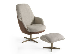 Тканевое кресло с подлокотниками