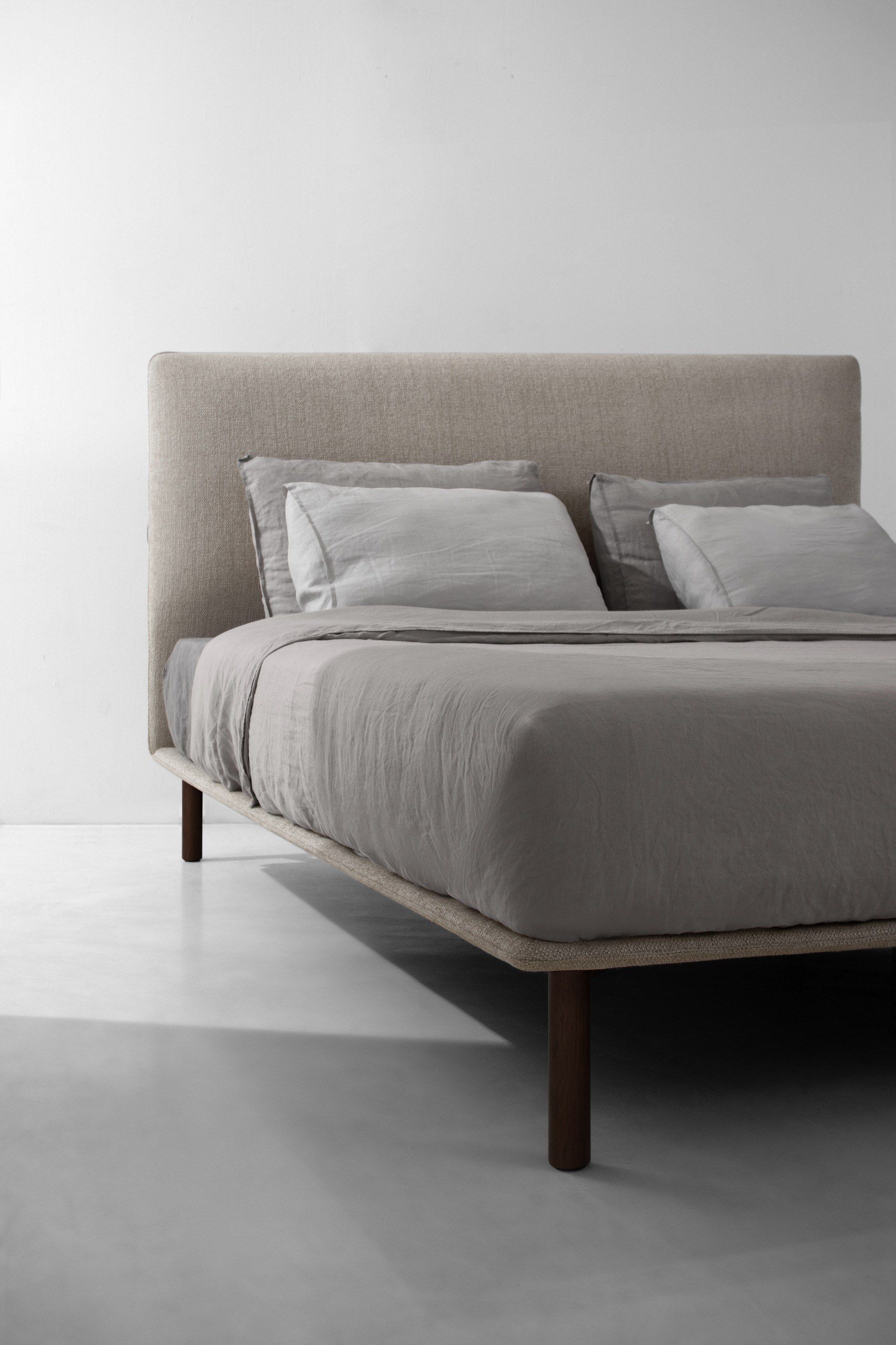 Мягкая кровать из ткани District Eight На ходулях ARCH-00041622 - Вид №4