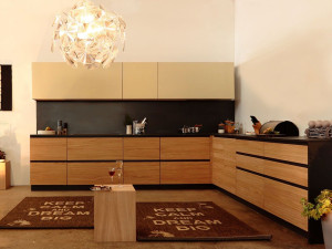 Деревянная и стеклянная кухня с полуостровом