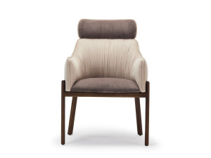 Тканевое кресло с подлокотниками