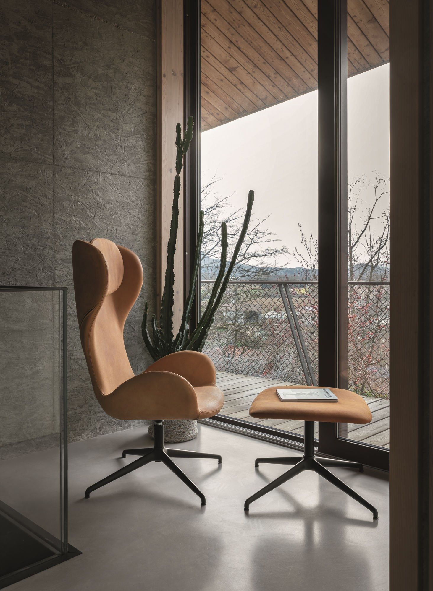 Офисное кресло с высокой спинкой с 4 спицами и подлокотниками Midj Dalia ARCH-00113597 - Вид №1