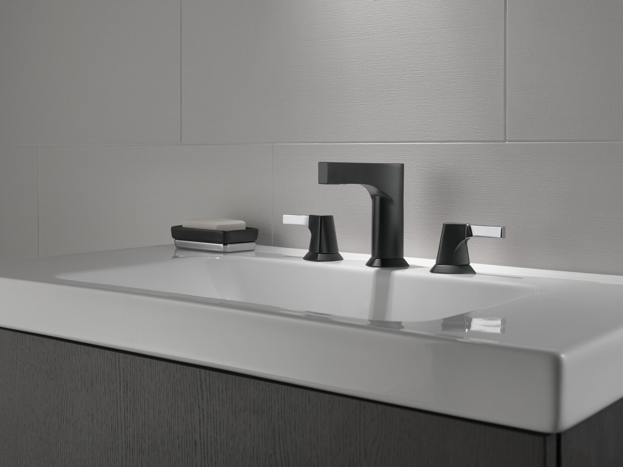 3574-CSMPU-DST Смеситель для ванной комнаты с двумя ручками Delta Faucet Zura Хром / матовый черный  - Вид №2