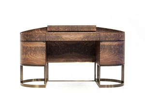 Деревянный стол