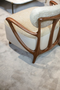 Тканевое кресло с подлокотниками