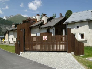 CARMEC Моторизованные вертикальные откатные деревянные ворота Portoni e cancelli