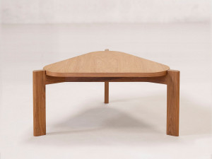 Треугольный журнальный столик из тикового дерева