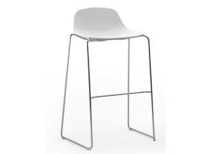 Высокий табурет из полипропилена с подставкой для ног