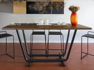 Высокий стол из стали и дерева