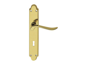 Классическая латунная ручка на пластине с насадкой