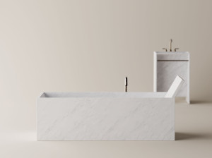 Мраморная прямоугольная ванна в центре комнаты