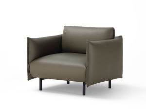 Кожаное кресло с подлокотниками