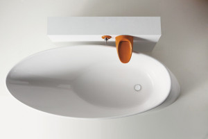 Овальная каменная ванна в центре комнатыluce®