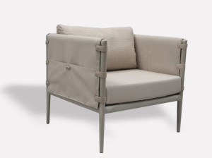 Тканевое кресло с подлокотниками