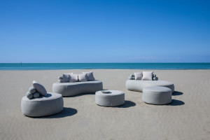 Изогнутый садовый диван из ткани