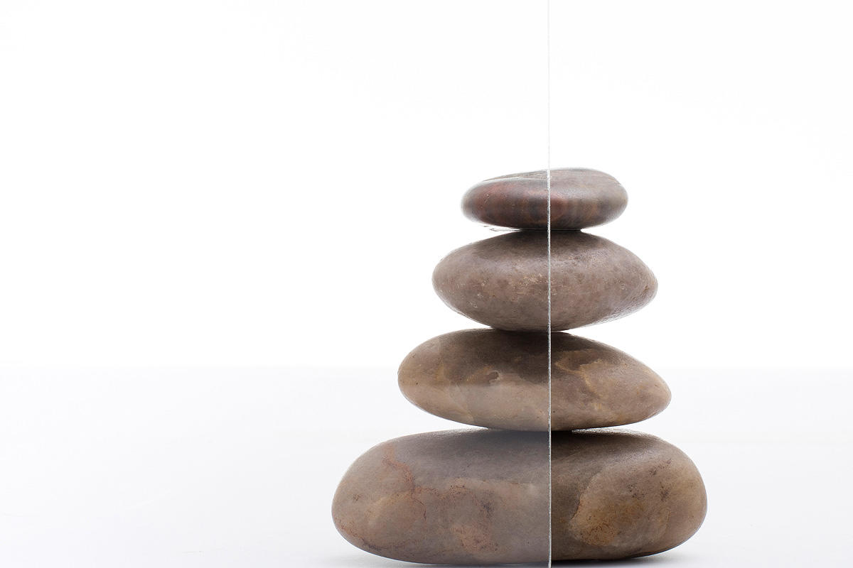 FSRT264 Вивихромовое хромисовое стекло показано в отражательной конфигурации с прослойкой сливового цвета и отделкой opalex Forms-surfaces  - Вид №2