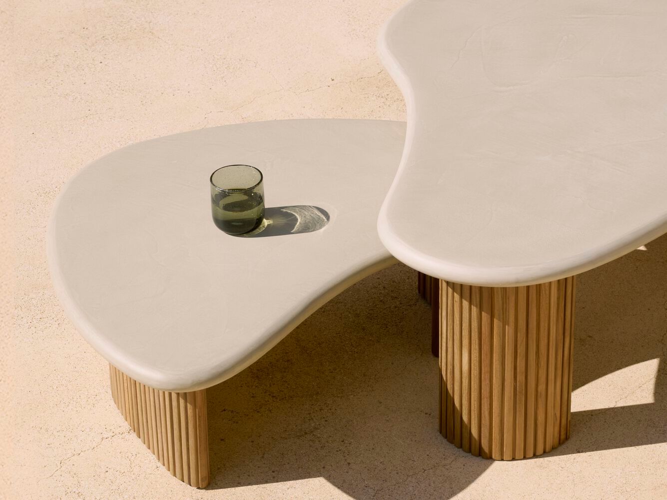 Низкий садовый стол из бетона и тика Ethnicraft Boomerang ARCH-00133323 - Вид №6