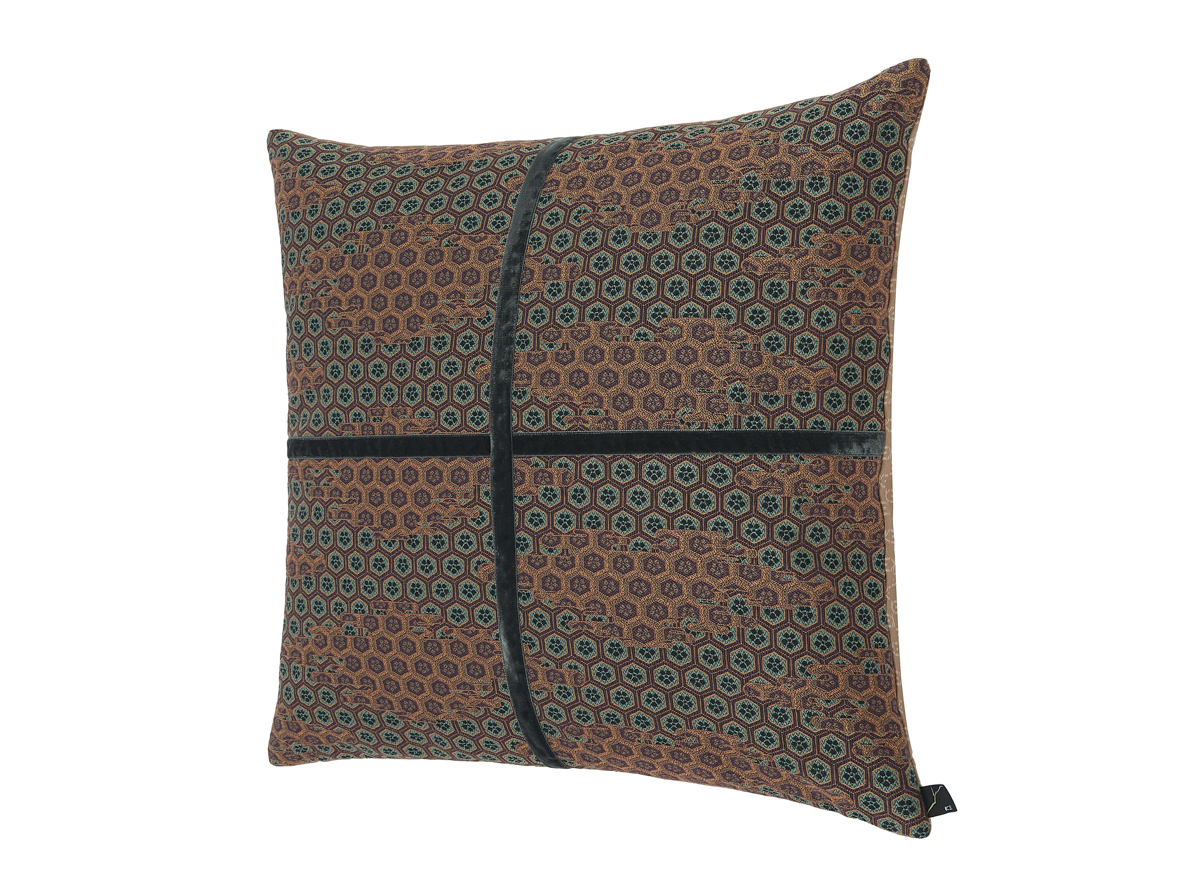 Квадратная подушка с рисунком K-3 Tora ARCH-00030582