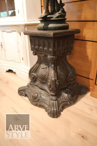 Деревянный пьедестал