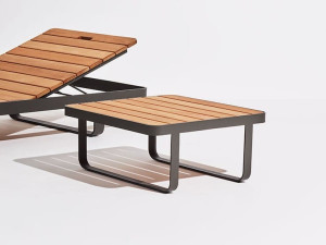 Квадратный стол из тикового дерева