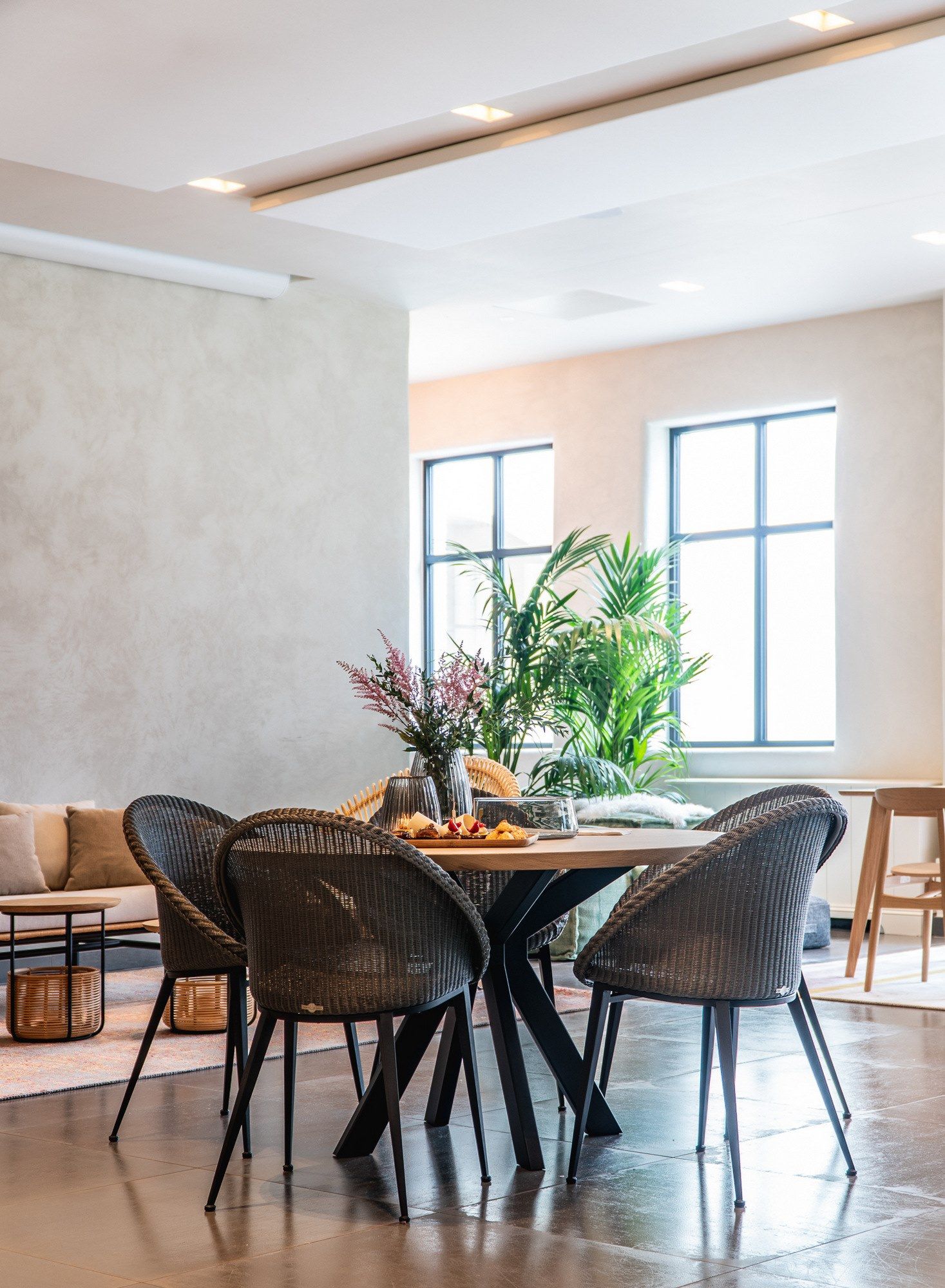 Круглый стол из стали и дерева Vincent sheppard ARCH-00000992 - Вид №1