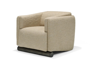 Тканевое кресло с подлокотниками