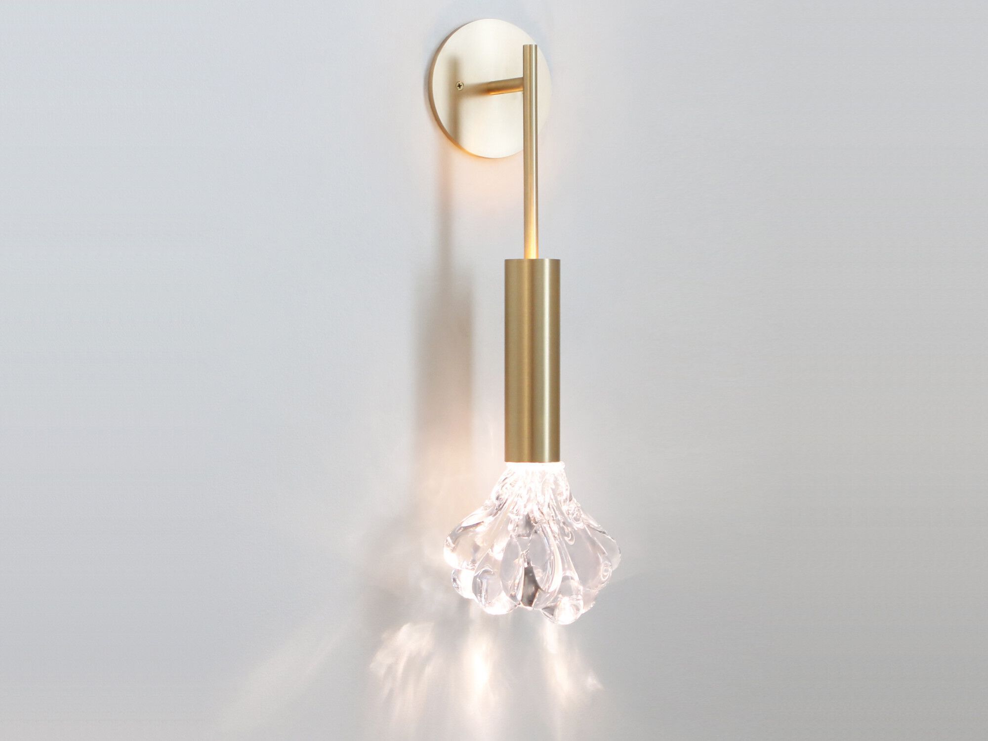 Настенный светильник из латуни и стекла SkLO Dew ARCH-00092502