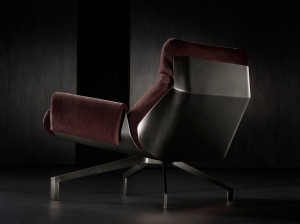 Кожаное кресло на насесте