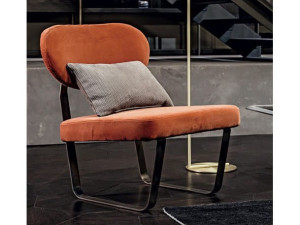 Велюровое кресло