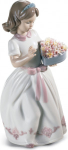 10669012 LLADRO Фигурка Lladro "Для кого-то особенного" 9х21см Фарфор