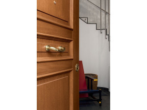 Бронированная входная дверь с открытыми петлями