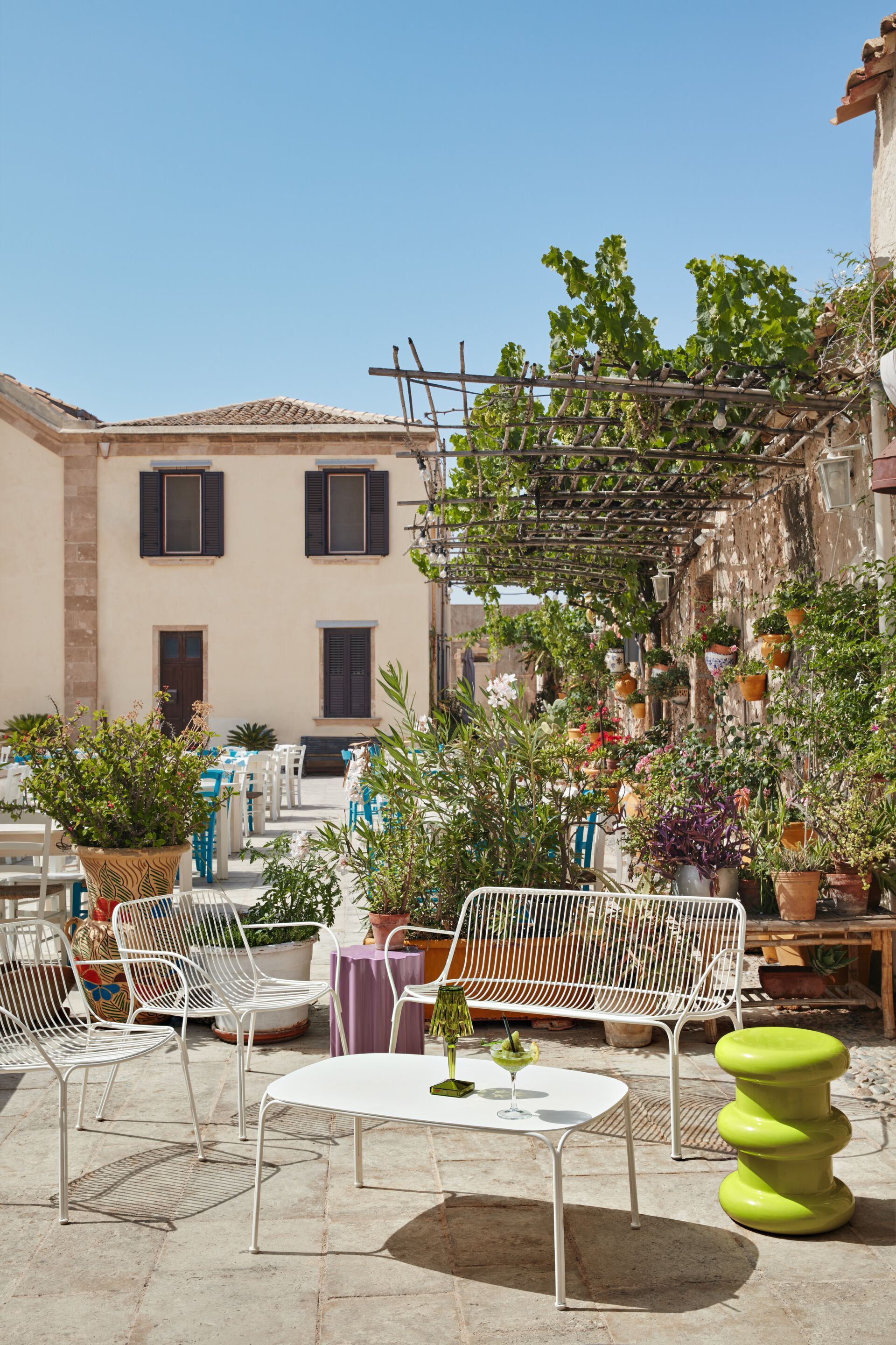 Светодиодная настольная лампа из инженерного пластика с батарейным питанием Kartell BATTERY ARCH-00018992 - Вид №24