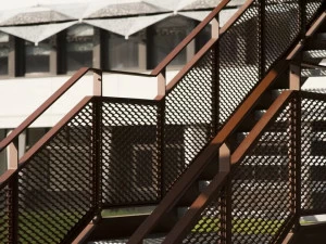 METAL DEPLOYE Парапет из вспененного металла для лестниц