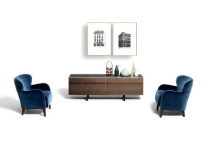 Тканевое кресло с подлокотниками