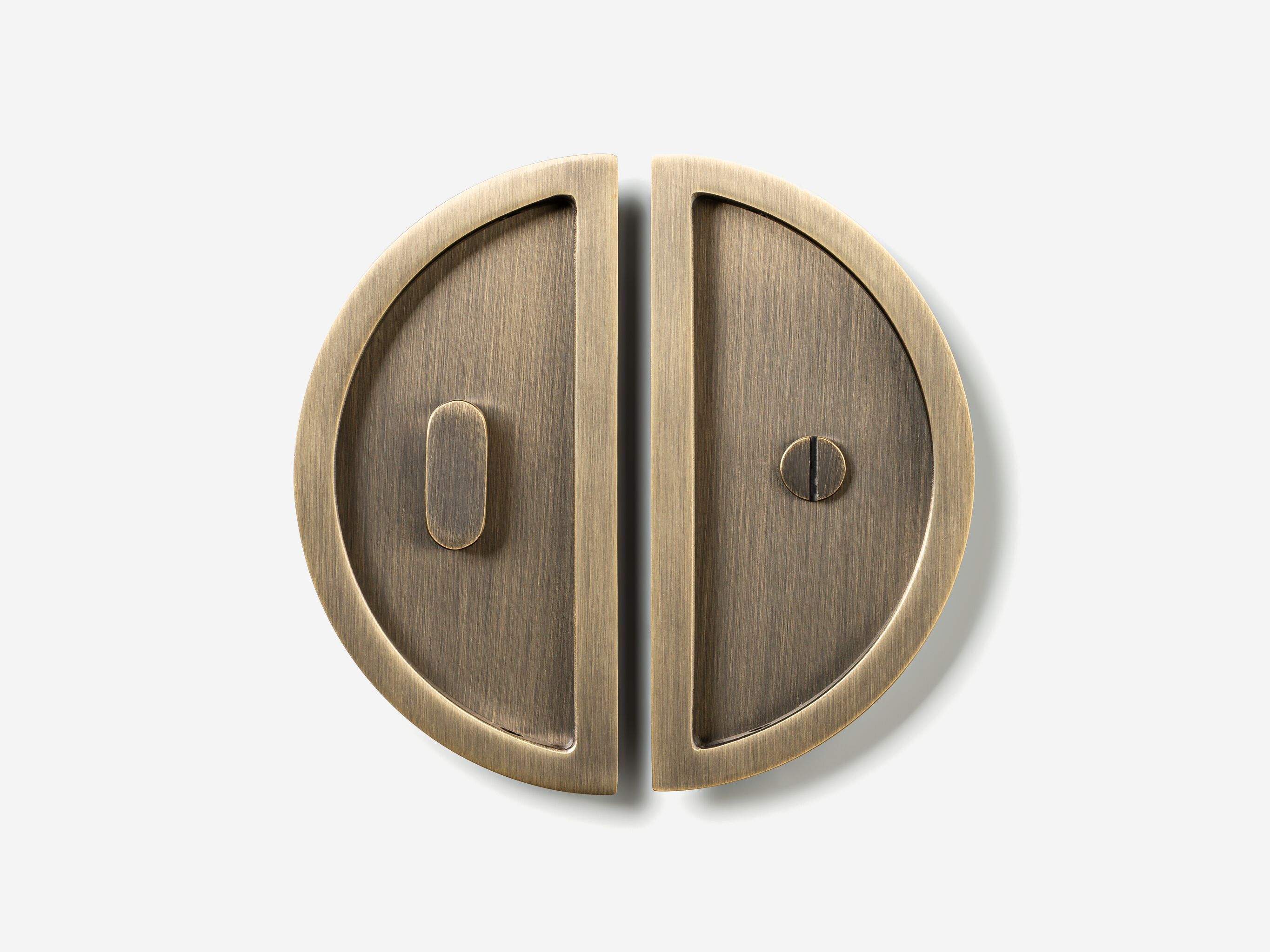 Латунная утопленная ручка Lo & Co Interiors Flush Pull ARCH-00132340